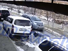 Во Владивостоке на видео попало, как ребенок отлетел от удара машины