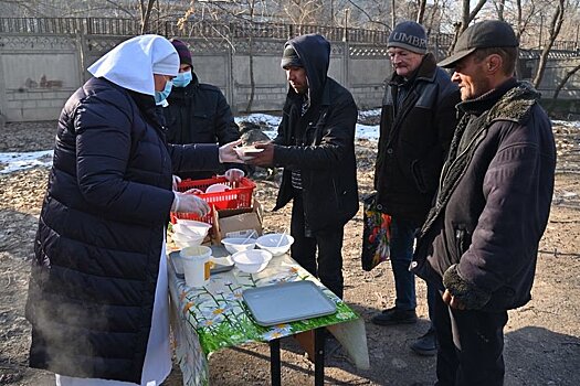 Православная церковь несколько лет кормит бродяг в столице Киргизии