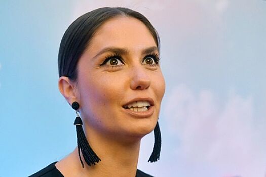 Агата Муцениеце улетела в Дубай с детьми