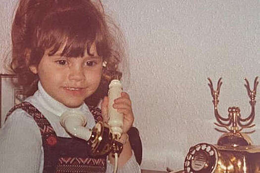 48-летняя Виктория Бекхэм показала, как выглядела в детстве