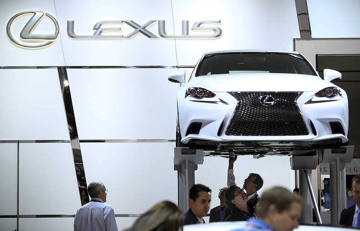 Бренд Lexus представил обновленный компактный кроссовер Lexus UX 2023 модельного года