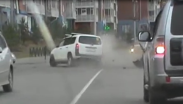 Пьяный водитель протаранил учебную машину во время погони под Красноярском. Видео