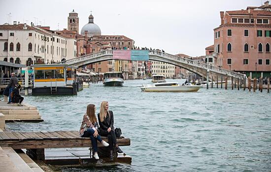 В Венеции женщина угнала лодку и врезалась на ней в мост Риальто