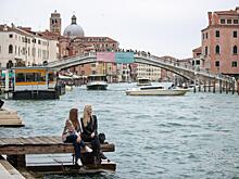 В Венеции женщина угнала лодку и врезалась на ней в мост Риальто