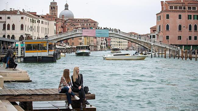 В Венеции женщина угнала лодку и врезалась на ней в мост Риальто