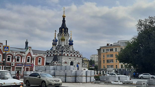 Ремонт с запашком. В Саратове рабочие используют штабели плитки на Волжской вместо туалета