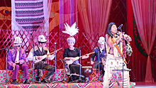 Лео Рохас и кыргызский ансамбль исполнили мелодию "Полет кондора"