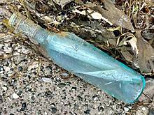 Женщина нашла в песке послание от влюбленных спустя 13 лет после отправки