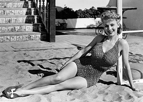 Что носили на пляжах до появления бикини