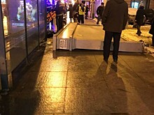 В центре Петербурга на прохожих рухнул щит культурного центра ГУ МВД