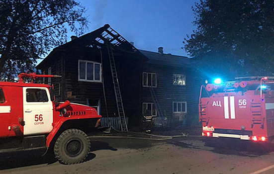 Пять человек пострадали при пожаре в деревянном доме в Свердловской области
