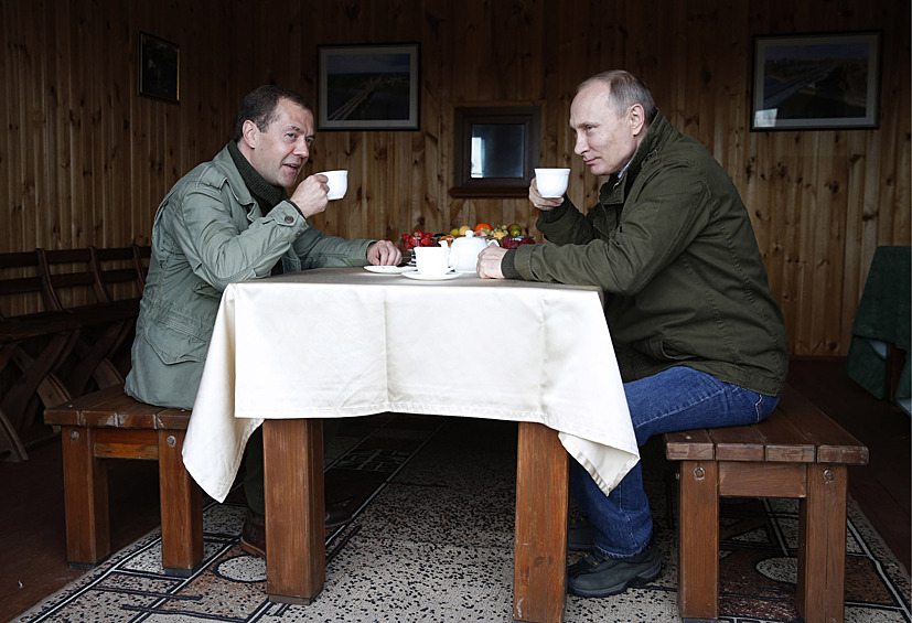 На 60-летие Путин получил от премьер-министра России Дмитрия Медведева книгу Александра Бенуа о Царском селе, изданную в 1910 году