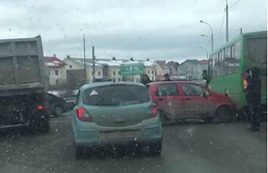 На Суходольской столкнулись легковушка, автобус и грузовик