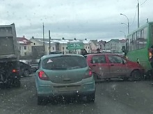 На Суходольской столкнулись легковушка, автобус и грузовик