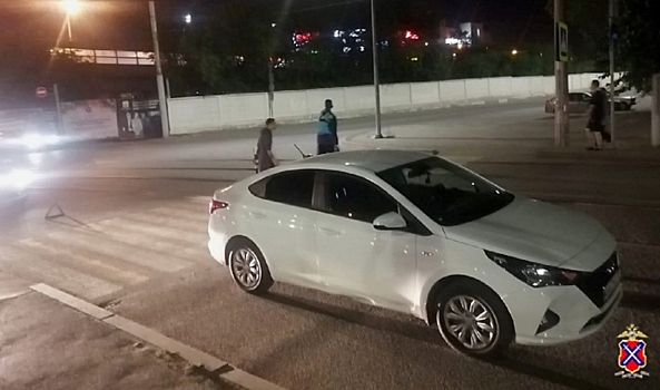 Наезд иномарки на пешехода в центре Волгограда попал на видео