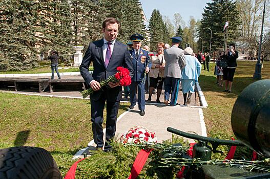Первый замглавы Балашихи возложил цветы к зенитному орудию времен войны в микрорайоне Северный