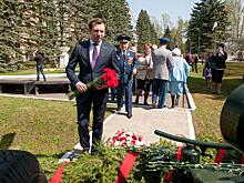 Первый замглавы Балашихи возложил цветы к зенитному орудию времен войны в микрорайоне Северный