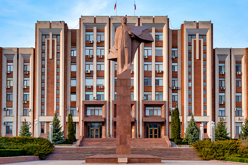 Статуя Ленина перед зданием парламента Преднистровья
