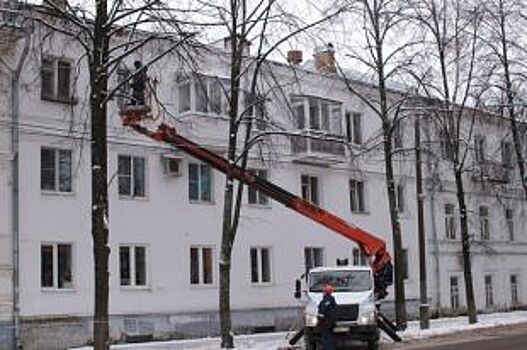 С ярославских крыш убирают сосульки и наледь