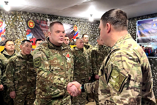 Российским военным вручили награды прямо на передовой