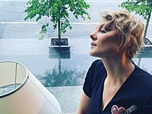 Литвинова в вечернем платье и на каблуках спустилась в московскую подземку