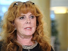 Новикова вспомнила мужей