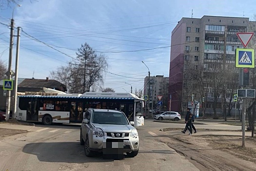 В Костроме на пешеходном переходе джип сбил мать с трехлетней девочкой