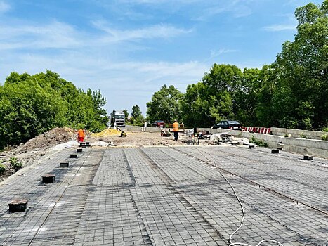 В Курской области ремонтируют мост через реку Озеренка