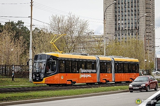 В Екатеринбурге новый трамвай «Кастор» отмыли от граффити вандалов
