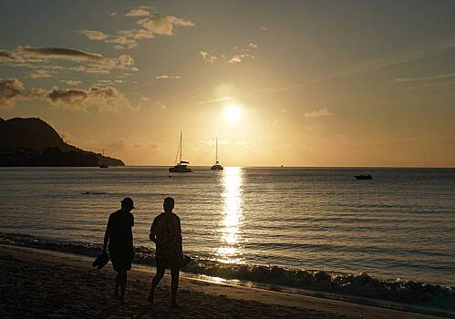 Насекомые испортили отдых россиянам на любимом курорте богачей