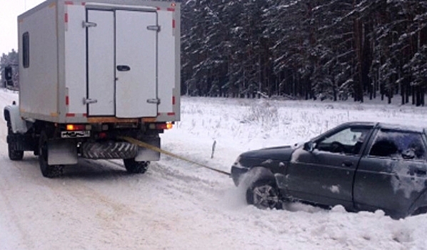 Под Воронежем инспекторы ГИБДД помогли водителю, съехавшему в заснеженный кювет