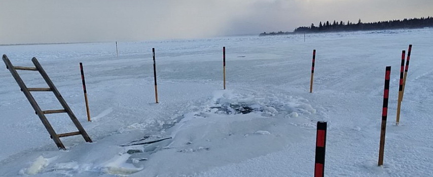 В Мотыгинском районе микроавтобус провалился под лед на недействующей переправе