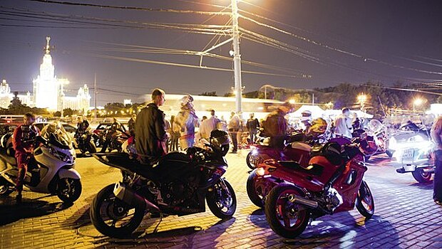 Столичные полицейские закрыли гонщикам дорогу на смотровую площадку Главного здания МГУ