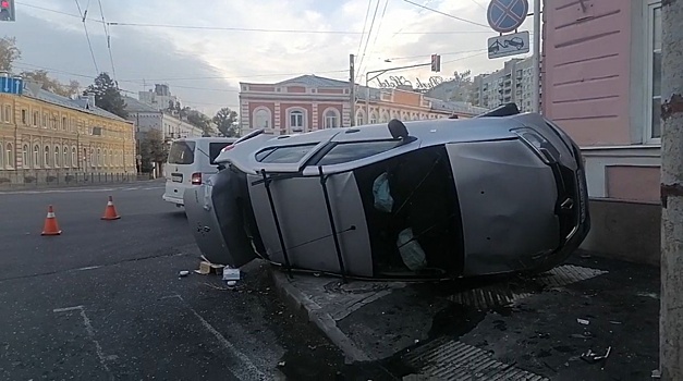 Иномарка столкнулась с микроавтобусом и перевернулась в Нижнем Новгороде