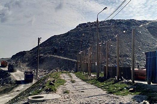 В Новороссийске девятый день тушат пожар на мусорном полигоне