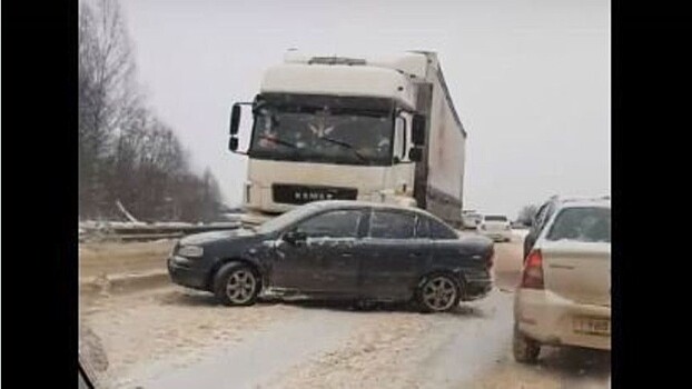 На мосту в Гирсово столкнулись «КамАЗ» и легковушка