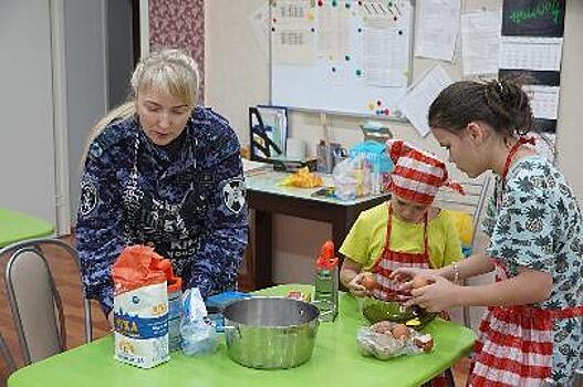 В Нарьян-Маре военнослужащие провели кулинарный мастер-класс для школьников ко Дню народного единства