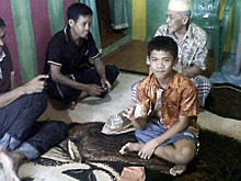 В Индонезии подросток научился «откладывать» куриные яйца