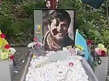 В Киеве надругались над могилами солдат ВСУ. Неизвестные разрисовали портреты и разбросали цветы