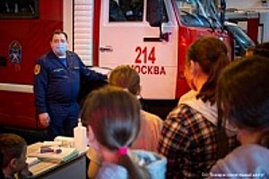 Сотрудники пожарно-спасательного отряда ЗелАО провели экскурсию для учеников школы №609
