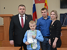 Спикер Воронежской гордумы Андрей Дьяченко торжественно вручил юным жителям областного центра подарки в рамках акции «Елка желаний»