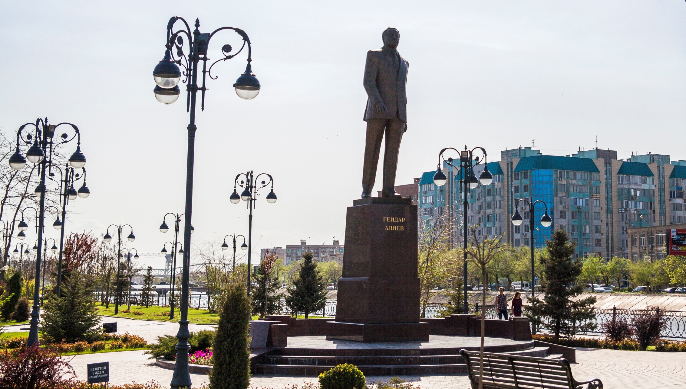 Памятник Гейдару Алиеву, Астрахань, Российская Федерация
