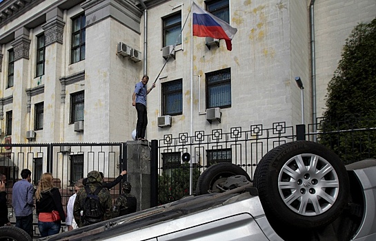 Посольство России в Киеве забросали яйцами