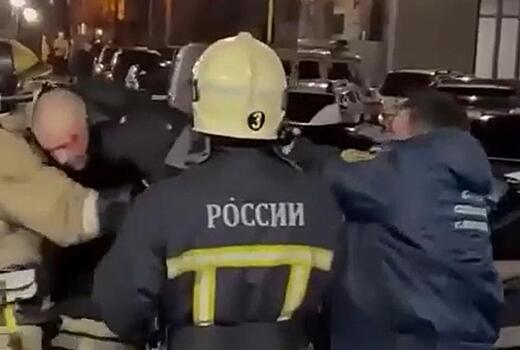 В Воронеже мужчина после падения с 19 этажа встал и спел песню Пугачёвой