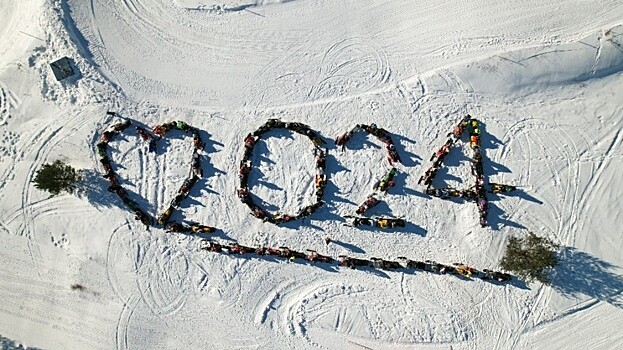 На Вологодчине 50 снегоходов выстроились в логотип Года семьи