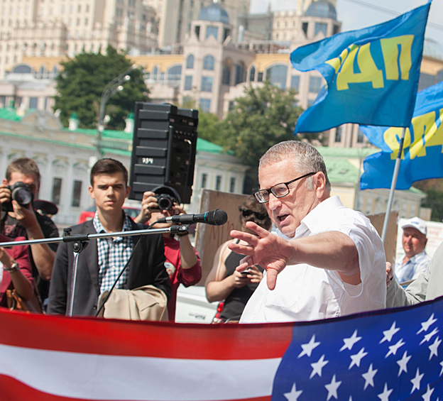 Лидер ЛДПР Владимир Жириновский у посольства США во время акции против оскорбительных действий американской рок-группы Bloodhound Gang на концерте в Одессе, 2013 год
