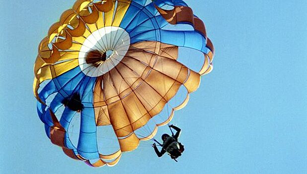 Мужчина разбился во время прыжка с парашютом в Коломне