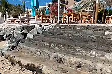 Россиянин снял на видео залитый нечистотами пляж роскошного отеля в Дубае