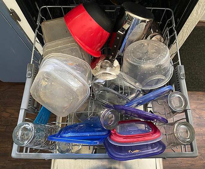 «Как мой парень загружает посудомоечную машину».