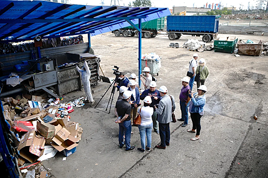 Жителям Балашихи показали процесс сортировки твердых коммунальных отходов